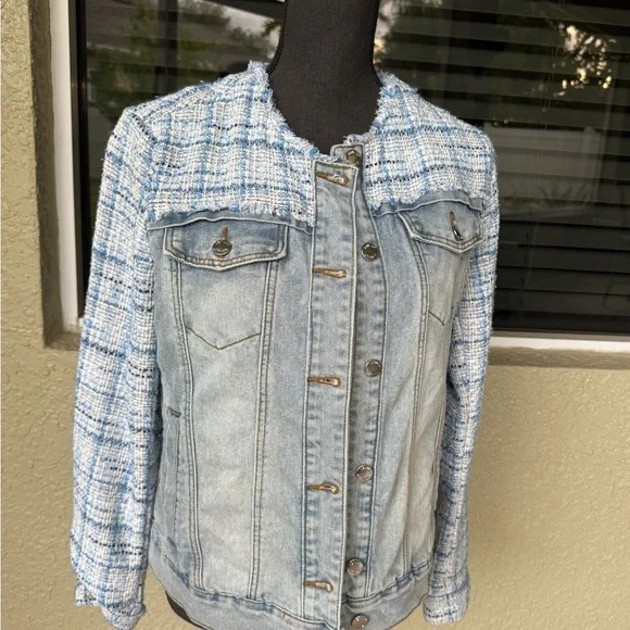 Venus Blue Jean Jacket with Vintage-Inspired Design - Picture 11 of 15